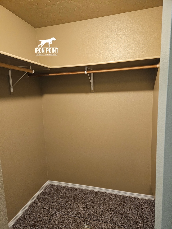 Building Photo - 3bed/2bath home w/bonus room, 2 car garage, fenced yard, and landscaping included.