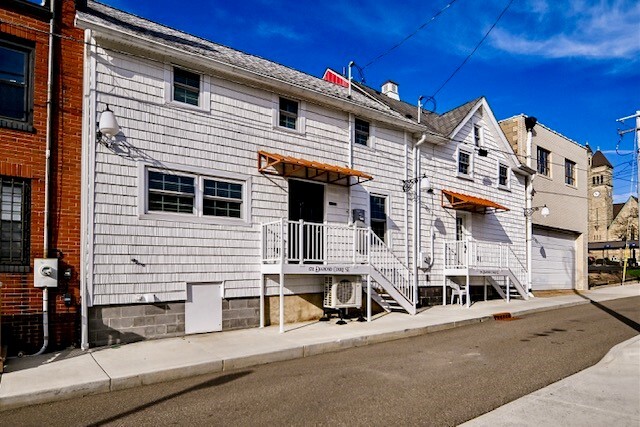 front entrance - 172 Diamond Ct SE