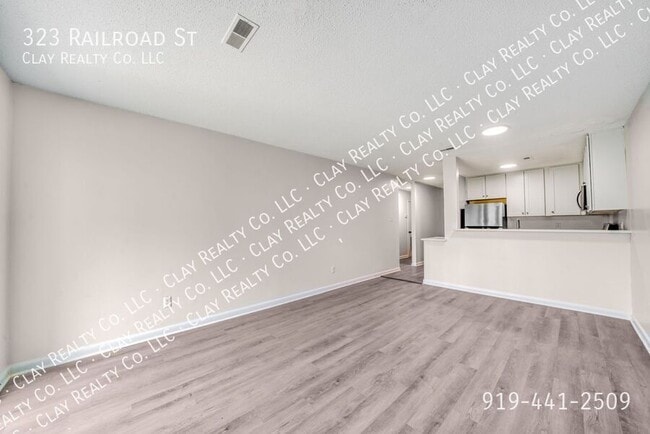 Building Photo - 323 Railroad St