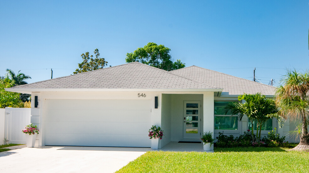 Modern Beach House - 546 102nd Ave N