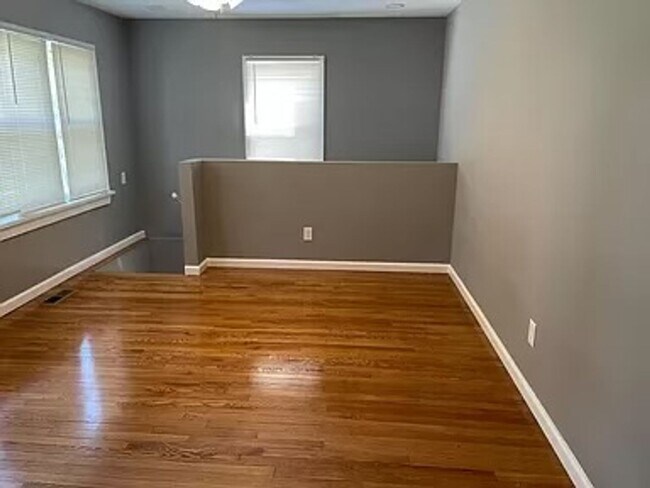 Building Photo - COMING SOON! Beautifully renovated single-...