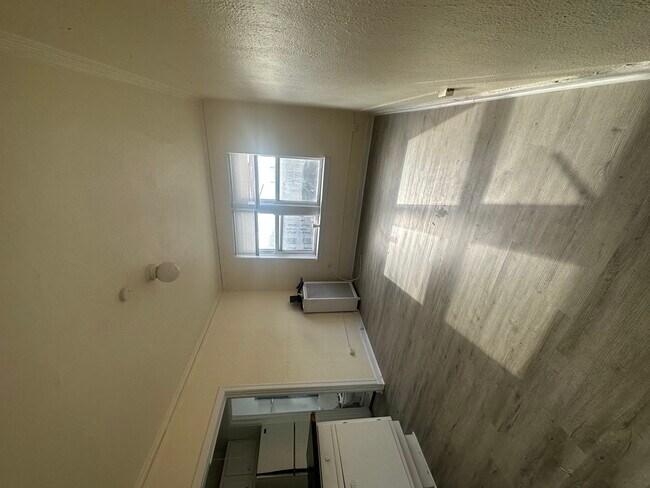 Building Photo - 633 W Deming Pl