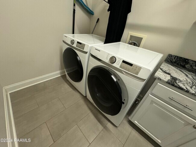 Building Photo - 216 Golden Cypress Dr