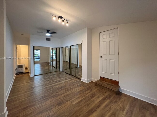 Building Photo - 4639 SW 10th St