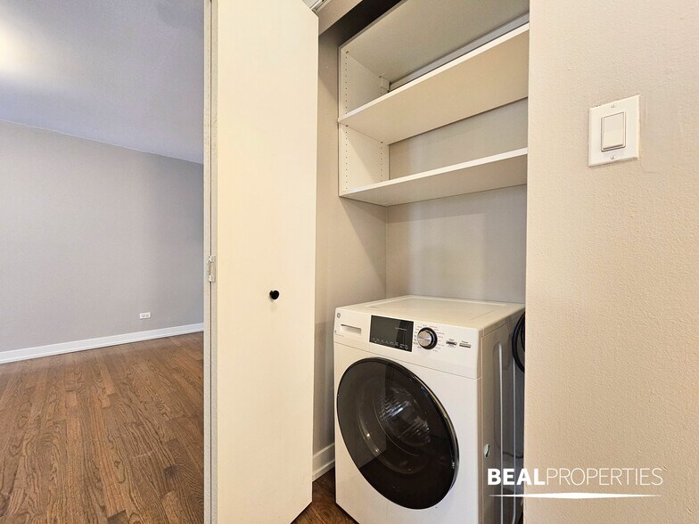 Building Photo - 524 W Oakdale Ave