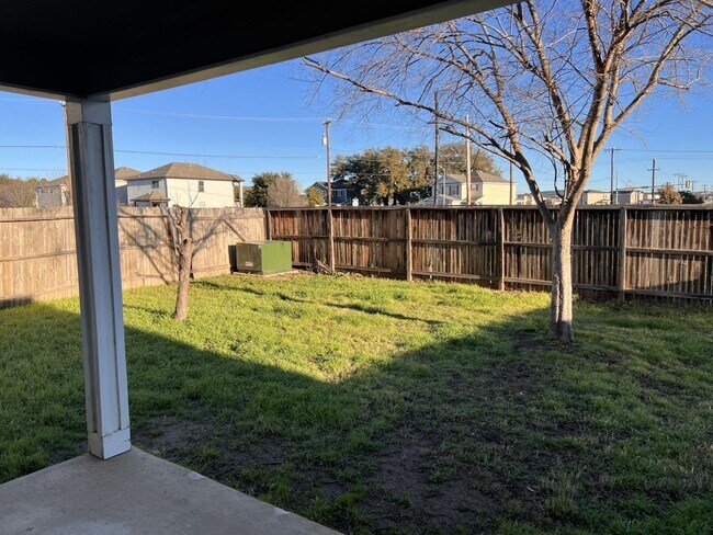 Building Photo - Beautiful two-story home in the desirable Silver Oaks community!