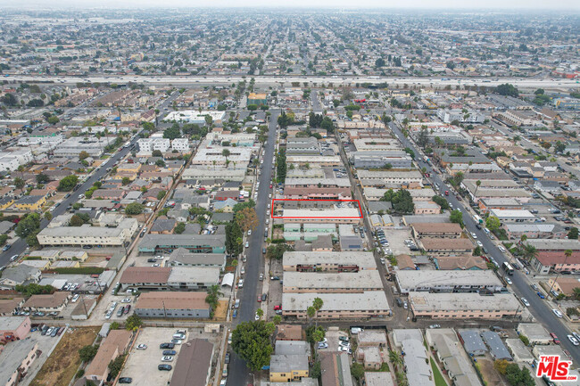 Building Photo - 634 W 81st St