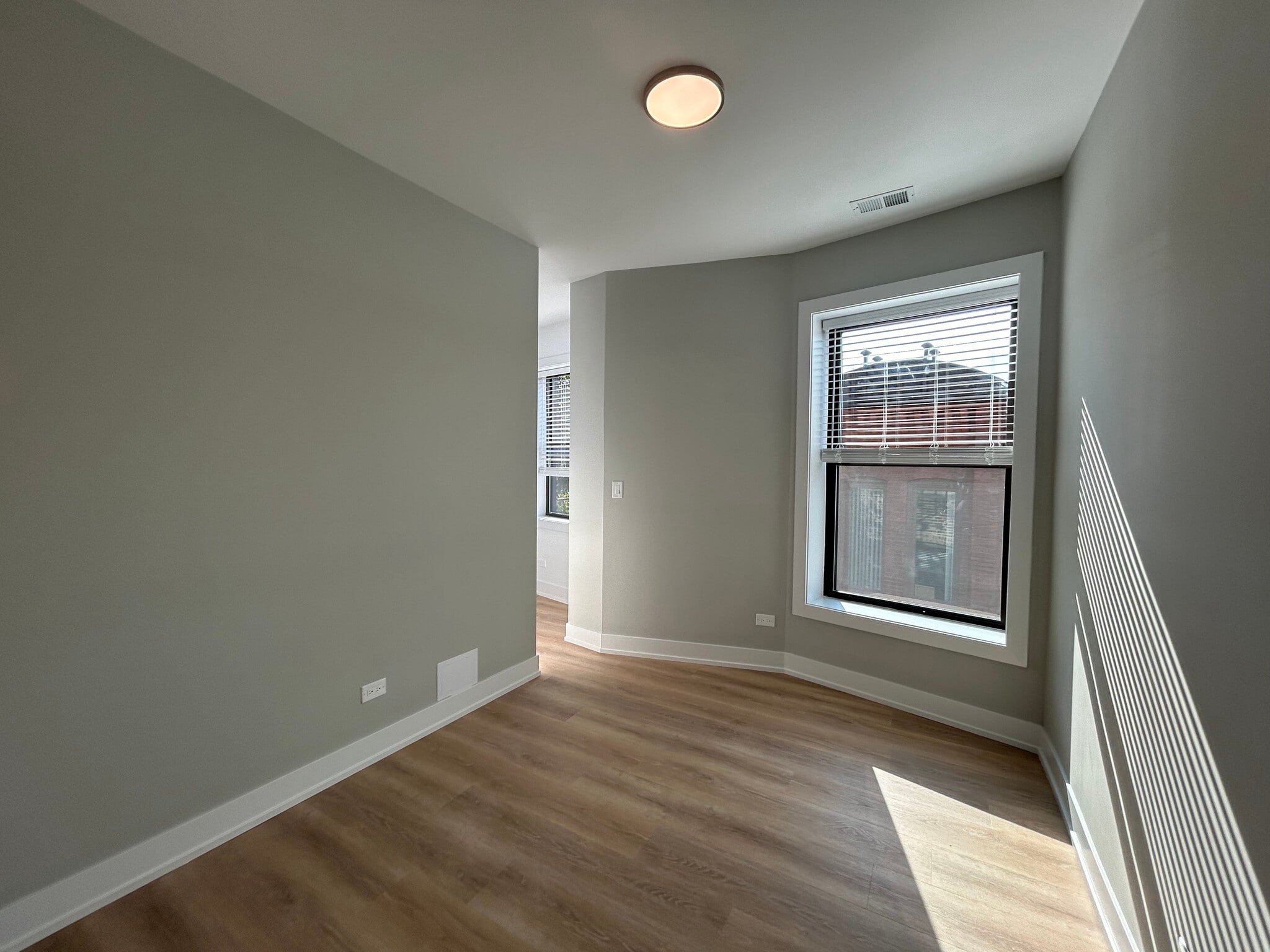 Building Photo - 423 W Belden Ave