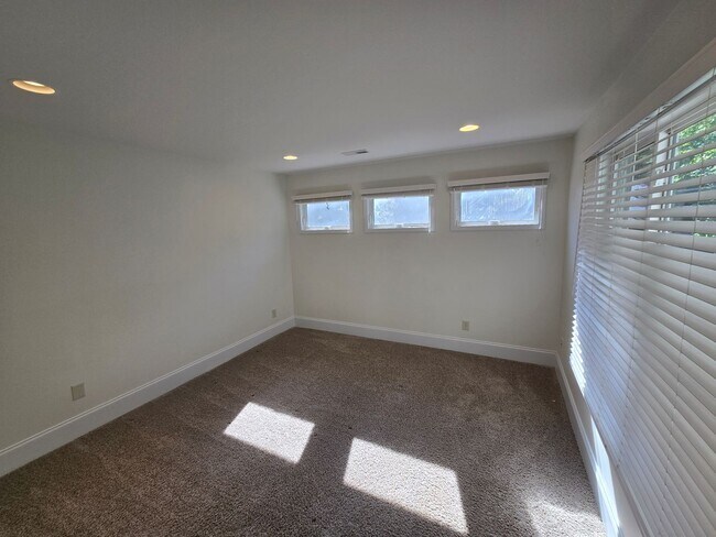 Building Photo - 7401 Mariner Cove Dr