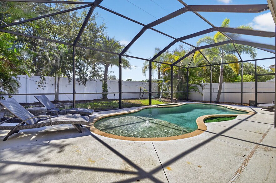 Building Photo - 8250 Silver Birch Way