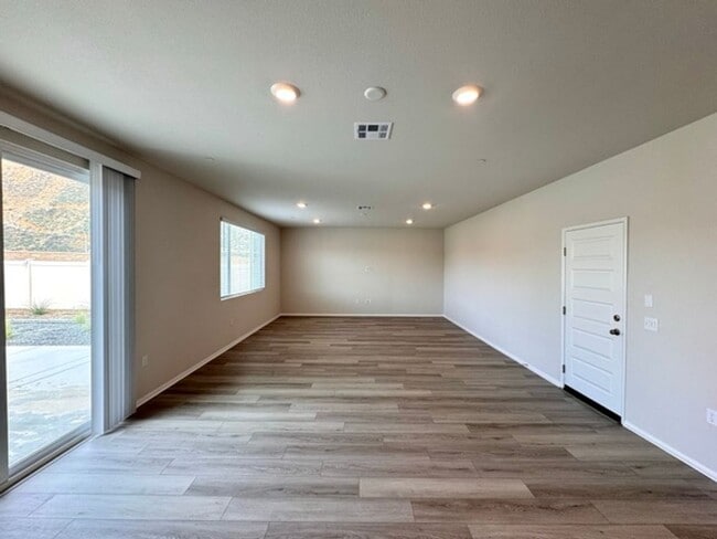 Building Photo - MOVE IN SPECIAL! $1000 off 1st month rent if you move in the month of January! Spacious 4 Bedroom...