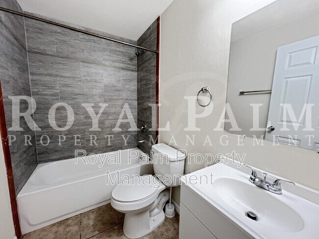 Building Photo - 111 SE 2nd Ave