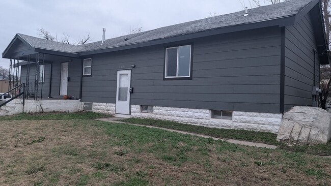 Building Photo - Spacious 3 Bedroom, 2-Bathroom Duplex - Pet Friendly - Section 8 Welcome!