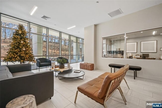 Building Photo - 69 Main St