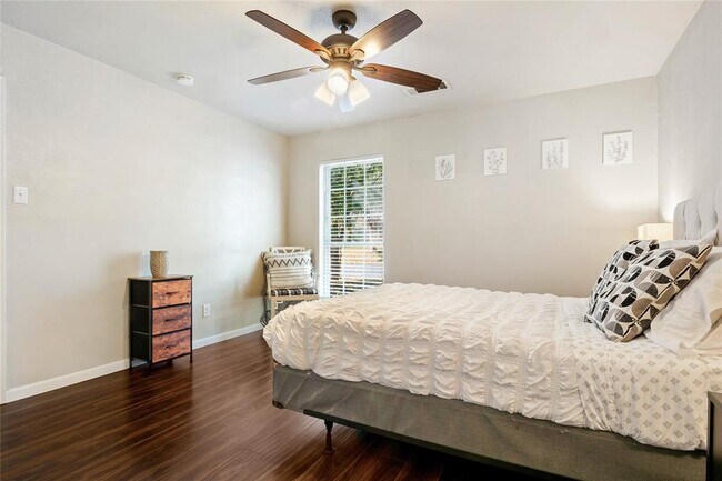 Building Photo - 7203 Barnsdale Way