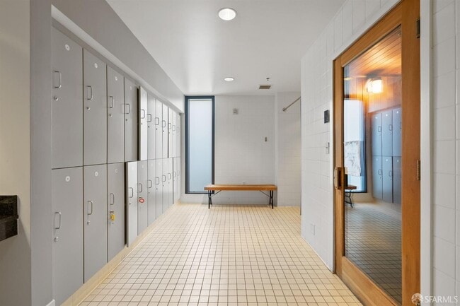 Building Photo - 260 King St