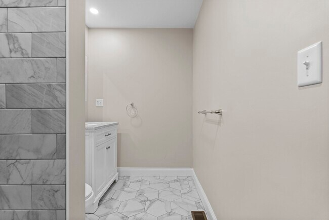 Building Photo - 769 E 6th St