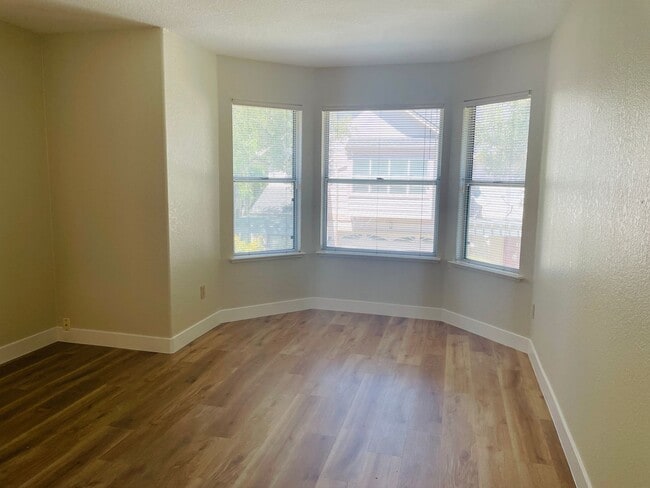 Building Photo - Wonderful 3 Bed 2.5 Bath Townhouse In Mountain View. Beautiful Vinyl Plank Flooring Installed Thr...