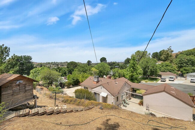 Building Photo - Great 3 Bedroom Home with Large Lot and NO...