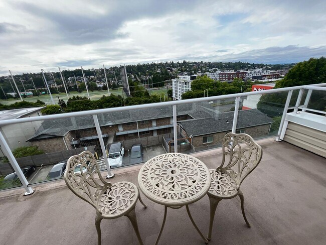Building Photo - 2851 14th Ave W