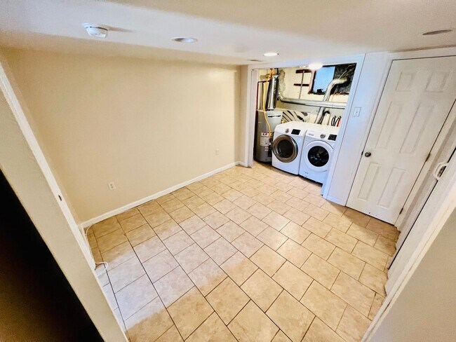 Building Photo - 7445 Rhoads St