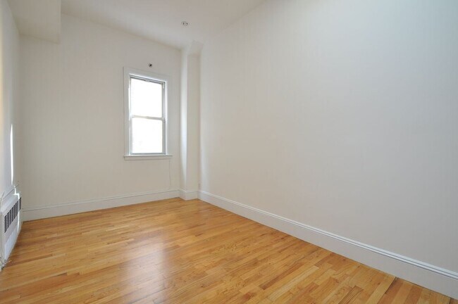 Building Photo - 143 E 57th St
