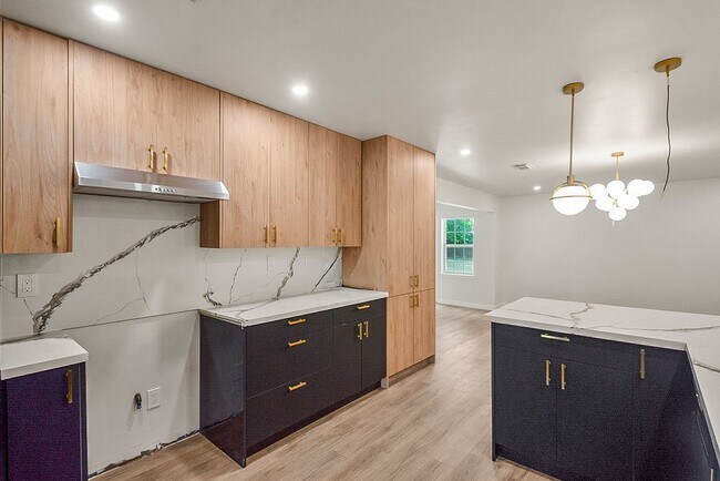 Building Photo - 5514 Chantilly Ln