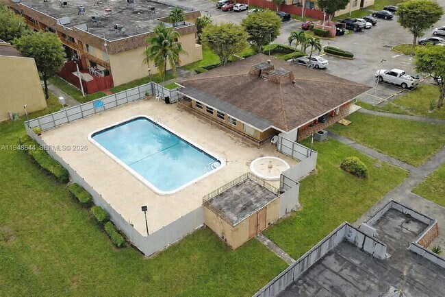 Building Photo - 850 SW 129th Pl