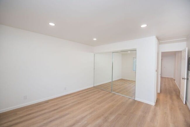 Building Photo - Newly Remodeled Upstairs Unit!