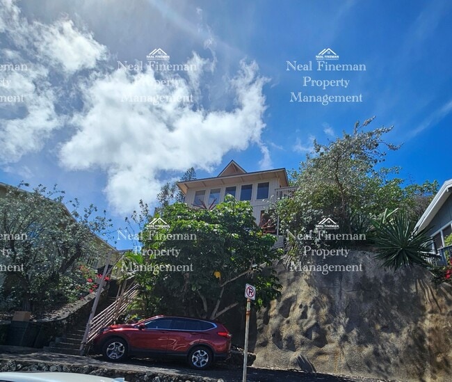 Building Photo - Studio/1 Bathroom Apartment. 60 steps walk up to the apartment. No parking. Rented as shown