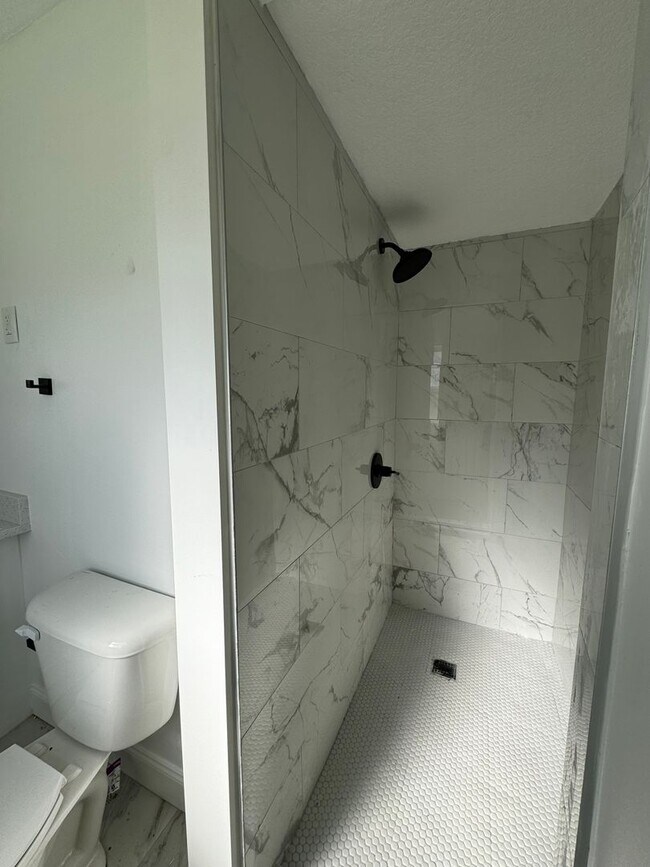 Building Photo - Fully Renovated 3 Bed/ 2 Bath Available Now!