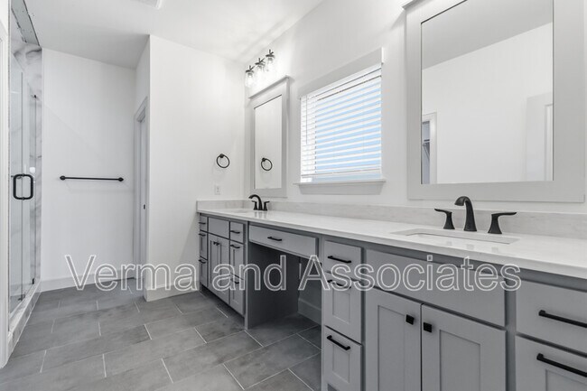 Building Photo - 920 Trestle Ln