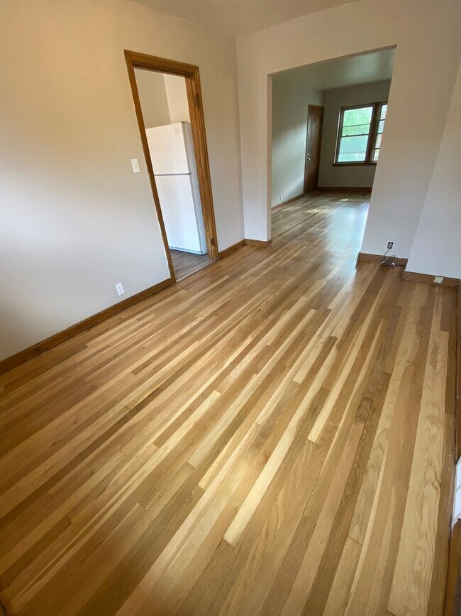 Building Photo - Comfortable 2-Bedroom Wauwatosa Apartment