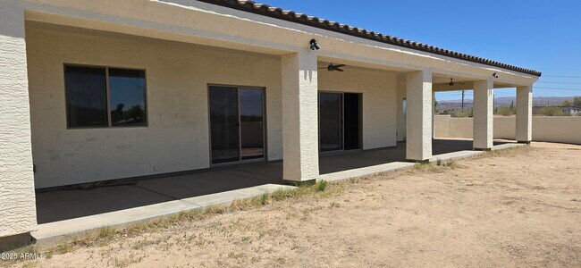 Building Photo - 839 W Hermosa Dr