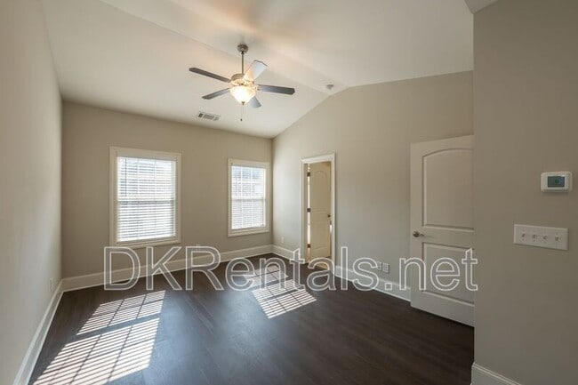 Building Photo - 921 Hickory Leaf Ct SE