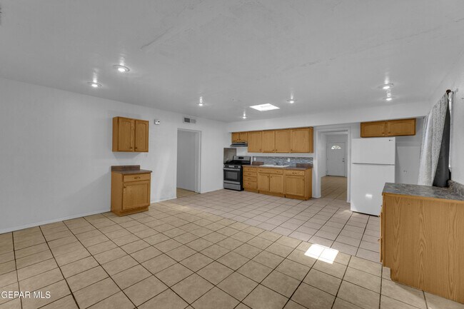 Building Photo - 4945 Sierra Madre Dr