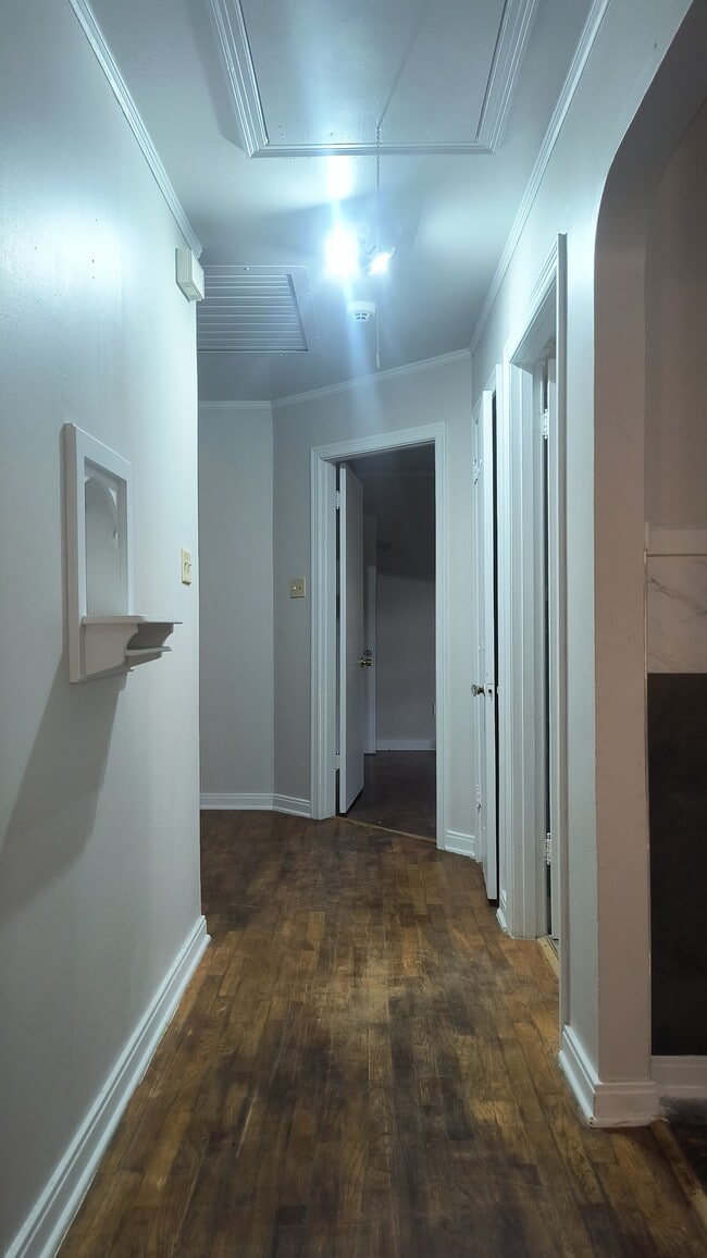 Building Photo - 403 W 35th Ave