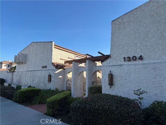 Building Photo - 1304 Elm Ave