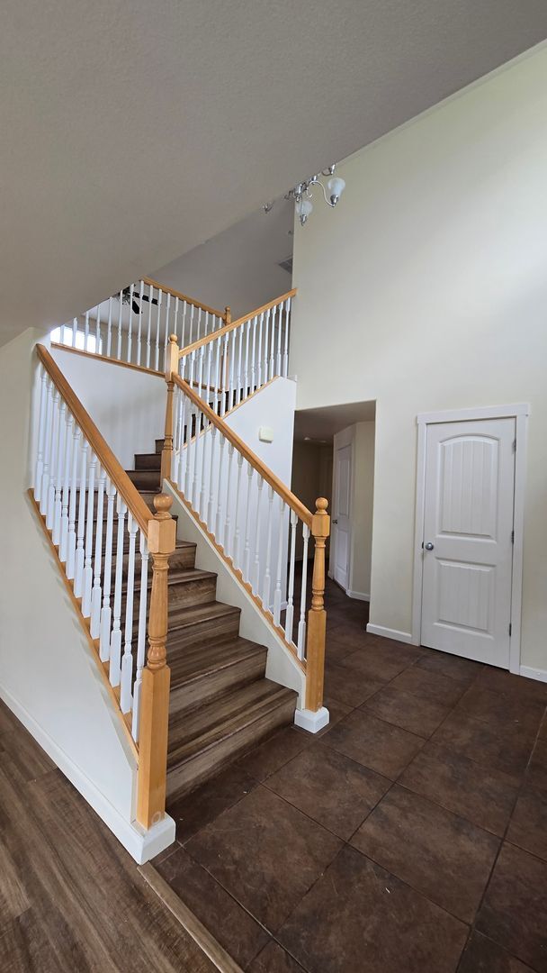 Building Photo - 340 S Dovetail Ct