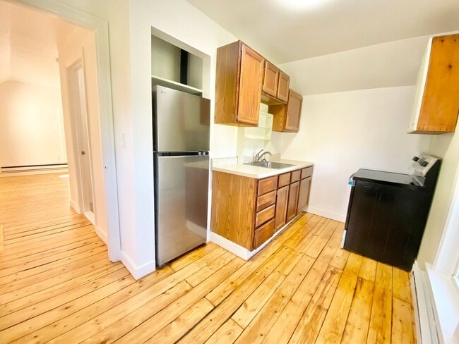 Building Photo - 1 Bedroom Apartment in South Burlington VT...