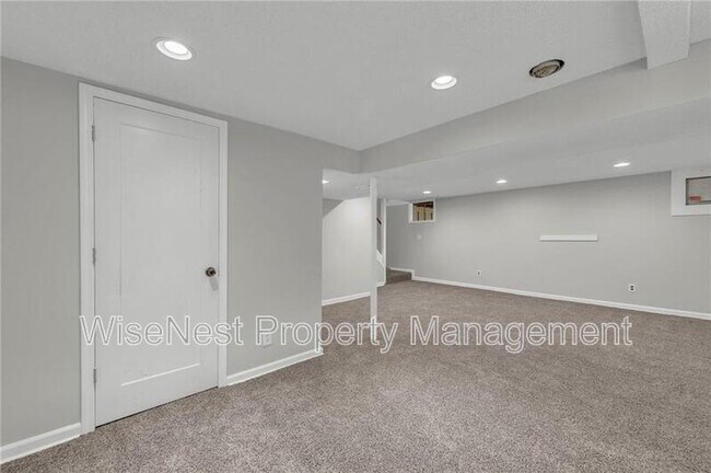 Building Photo - 305 NW Shamrock Ave