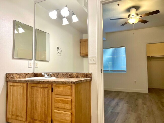 Building Photo - 2 Bedroom 2 Bathroom 1 Car Attached Garage in Roseville