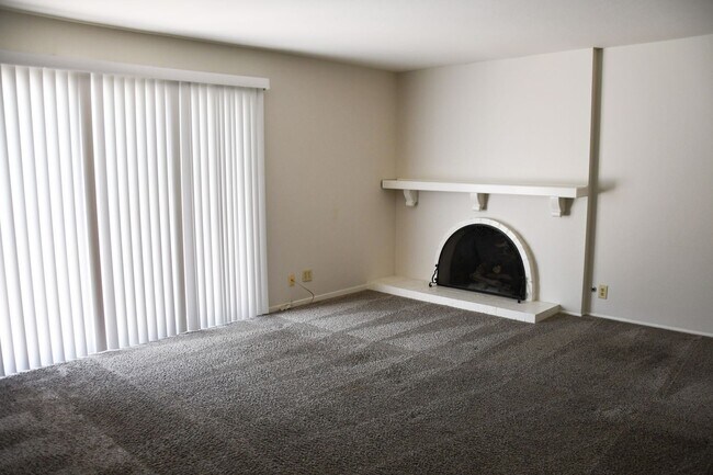 Building Photo - 522 E Collins Ave
