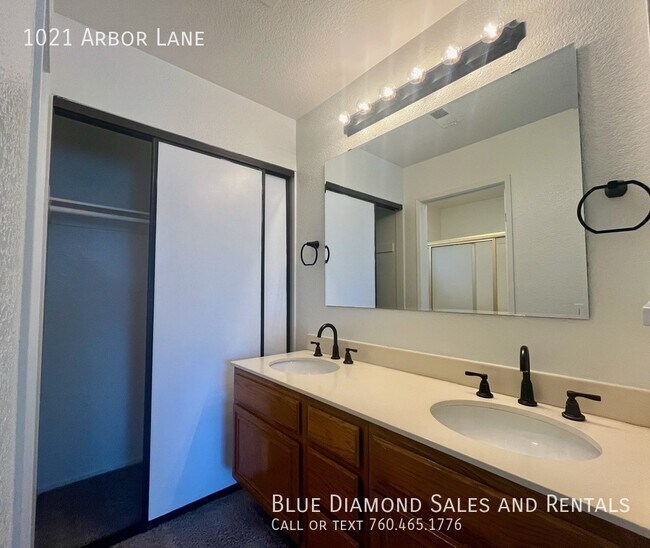 Building Photo - 1021 Arbor Ln