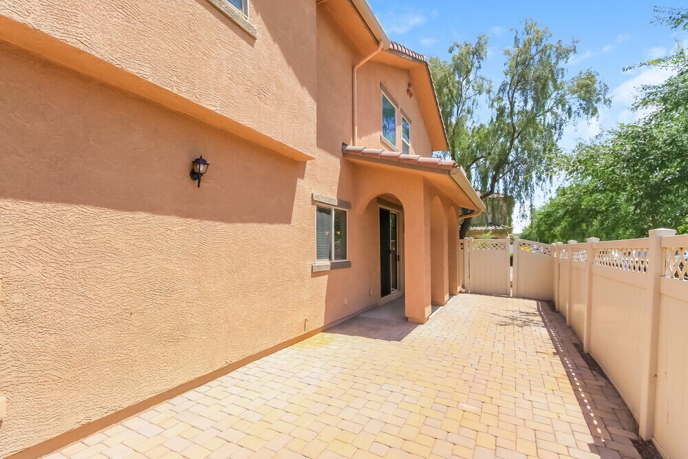 Building Photo - 899 S Pheasant Dr