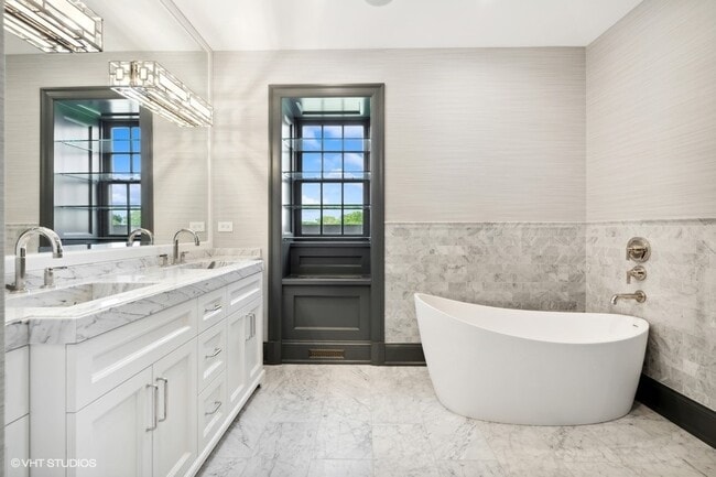 Building Photo - 2700 N Lakeview Ave