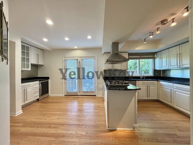 Building Photo - 11121 Indian Woods Dr