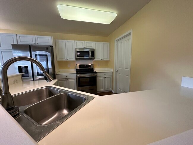 Building Photo - Beautiful & Spacious Pet-Friendly Home at ...