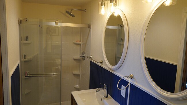 Building Photo - 1715 Alta View Dr S