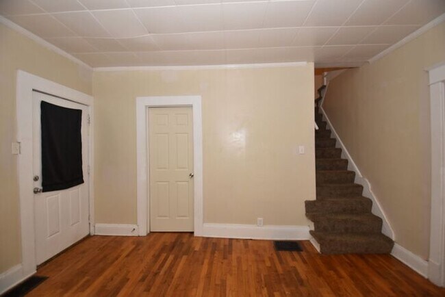 Building Photo - Mishawaka 1/2 story 3 bedroom single-family home with garage